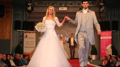 Sich einmal im Leben wie eine Prinzessin fühlen, ist der Traum jeder jungen Frau. Herrliche Brautroben zum schönsten Tag im Leben lassen diesen Traum Wirklichkeit werden. Fachgeschäfte bieten vom Kleid bis zu den Dessous, vom Haarschmuck bis zu den Schuhen alles an, was Braut und Bräutigam für ihr großes Fest brauchen. Brautmodenschauen sind eine gute Gelegenheit, sich mit Brautmoden eingehend zu befassen. Nicht vergessen, denn das soll Glück bringen: Die Braut muss etwas Altes, etwas Neues u...