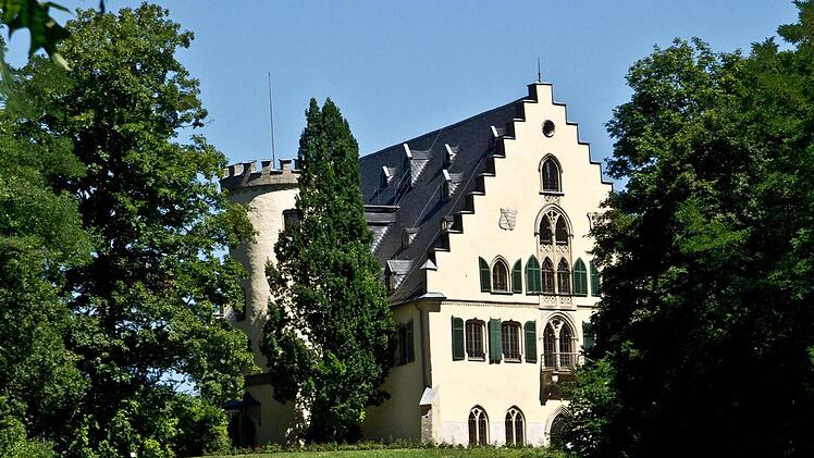 So zeigt sich das sorgsam sanierte Schloss Rosenau mit seiner neugotisch überformten Fassade heute.Foto: Jochen Berger