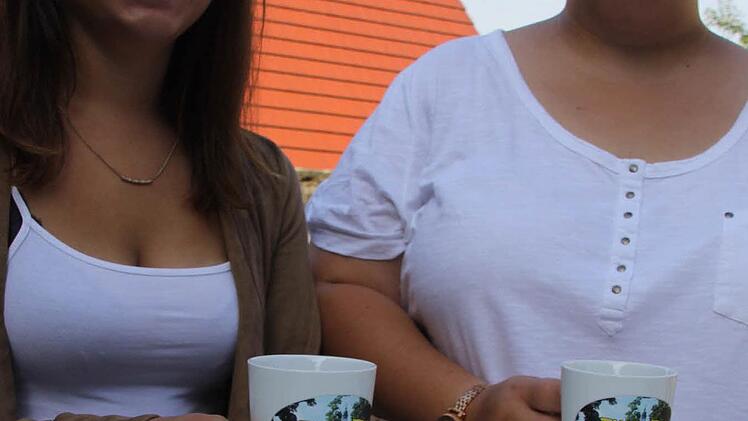 Monika Soutschek (links) und Rosmarie Müller nahmen wie alle der 69 Eberner Auszubildenden eine Kaffeetasse der Tourismus- und Werbegemeinschaft für ihre Kaffeepausen in Empfang. Fotos: Ralf Kestel