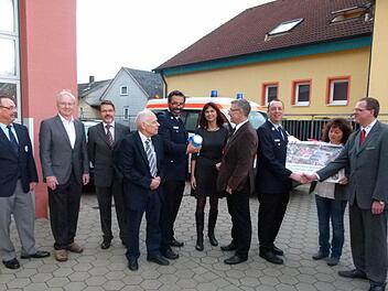 Schon während der offiziellen Einweihung musste der Rettungswagen ausrücken. Er kam gerade noch zurück, um mit den Ehrengästen abgelichtet zu werden. Foto: Lothar Weidner