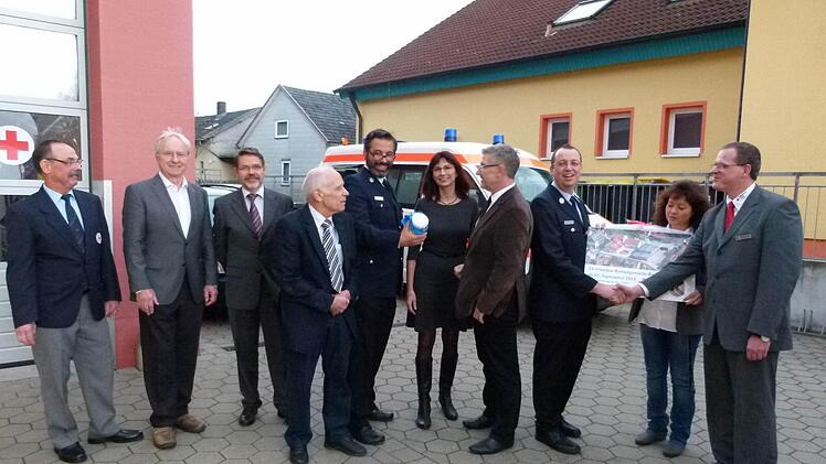 Schon während der offiziellen Einweihung musste der Rettungswagen ausrücken. Er kam gerade noch zurück, um mit den Ehrengästen abgelichtet zu werden. Foto: Lothar Weidner