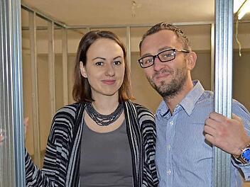 Verena und Przemek Piatek haben bereits mit den ersten Umbauarbeiten in ihrem Haus in der Forstmeisterstraße in Zahlbach begonnen. Hier steht das Paar im Keller, wo bereits erste Aluprofile für den Innenausbau montiert wurden. Foto: Kathrin Kupka-Hahn