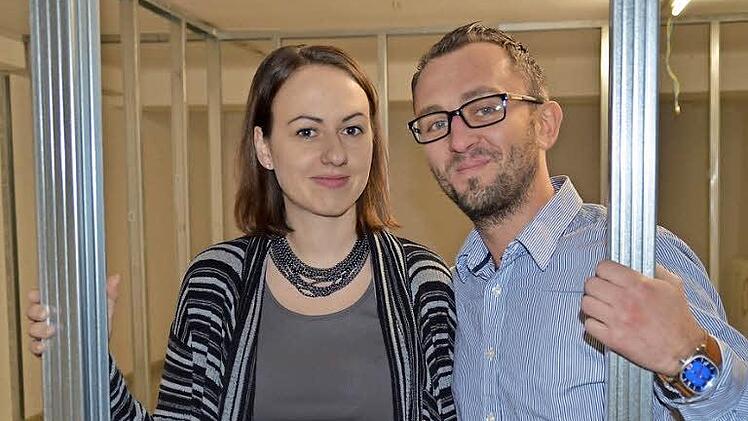 Verena und Przemek Piatek haben bereits mit den ersten Umbauarbeiten in ihrem Haus in der Forstmeisterstraße in Zahlbach begonnen. Hier steht das Paar im Keller, wo bereits erste Aluprofile für den Innenausbau montiert wurden. Foto: Kathrin Kupka-Hahn