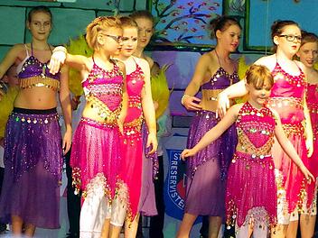 Die Showtanzgruppe "Bollywood" entführte in den fernen Osten. Fotos: Susanne Deuerling