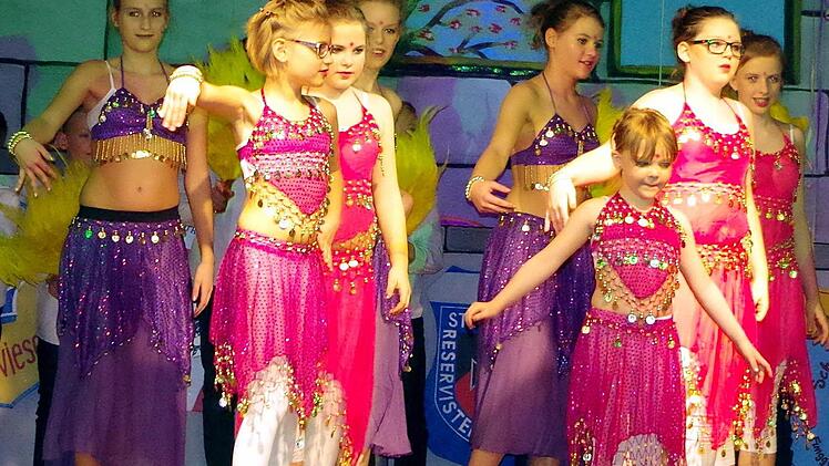 Die Showtanzgruppe "Bollywood" entführte in den fernen Osten. Fotos: Susanne Deuerling