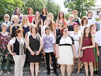 Die Vertreter der Schule (Bärbel Bürner, Harry Koch und Lothar Herbst) sowie Bürgermeister Helmut Blank gratulierten den frischgebackenen Fachkräften in der Altenpflege. Foto: Heike Beudert