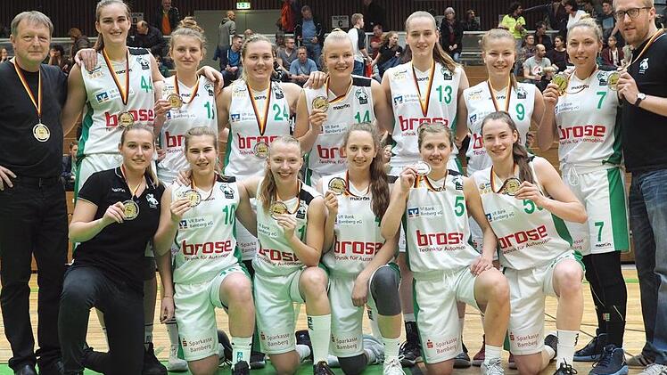 Das Vizemeisterteam der DJK Brose Bamberg, hinten v.&nbsp;l.: Headcoach Ulf Schabacker, Victoria Waldner, Anika Hartmann, Janett Perv, Magdalena Landwehr, Anna Furman, Julika Gese, Svenja Zeis, Manager Sebastian Gut; vorne v.&nbsp;l.: Sandra Schr&uuml;fer, Franziska Hager, Ramona Hesselbarth, Marie Ulsh&ouml;fer, Liisi Sokman, Julia F&ouml;rner Foto: Michael H&uuml;mmer