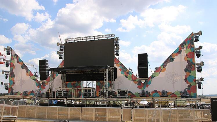 Die Bühne nimmt Gestalt an.