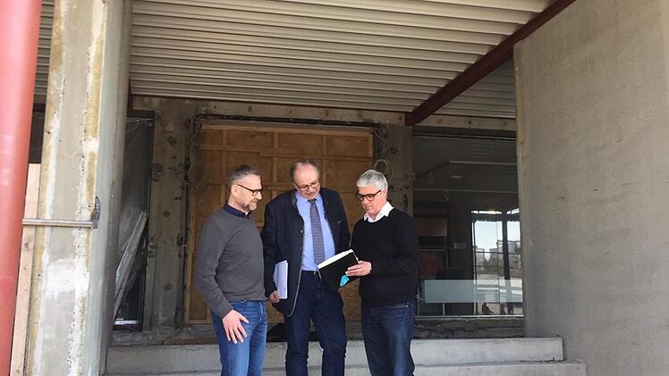 Kreisbaumeister Andreas Schülein, geschäftsführender Beamter Rüdiger Köhler und Architekt Matthias Schmidt (von links) auf der Baustelle. Foto: Jürgen Gärtner