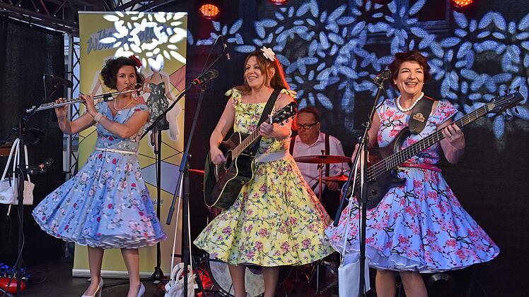 Sie tragen stilecht Petticoats und machen Musik aus den 1950er und 1960er Jahren. Die Band "The Wonderfrolleins" mit Isabelle Bodenseh, Andrea Paredes Montes und Lexi Rumpel (vorne von links) sowie dem Schlagzeuger Don Giorgio (hinten) sorgten für eine tolle Stimmung beim "abend.licht" des Kulturamts Haßfurt live. Foto: Ulrike Langer