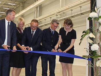 Eröffnungszeremonie mit Banddurchschneiden: von links Jason Oliver, Präsident & CEO von GE Additive, Kerstin und Frank Herzog, die Firmengründer von Concept Laser, der Bayerische Wissenschaftsminister Bernd Sibler und Bundestagsabgeordnete Emmi ZeulnerPopp