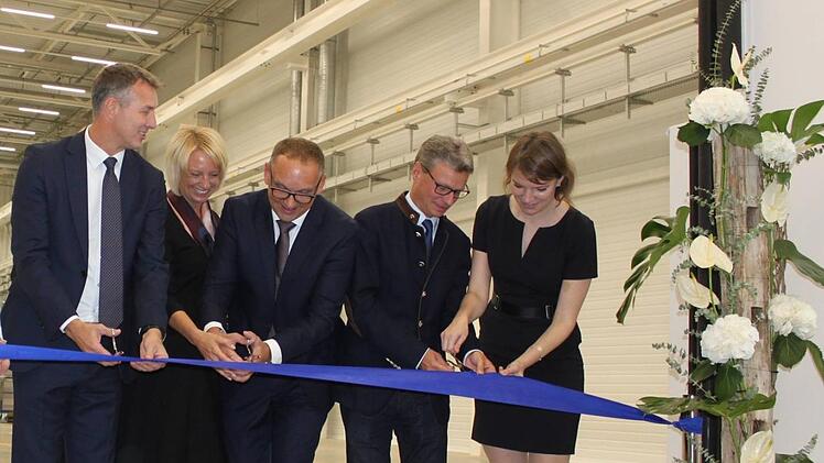 Eröffnungszeremonie mit Banddurchschneiden: von links Jason Oliver, Präsident & CEO von GE Additive, Kerstin und Frank Herzog, die Firmengründer von Concept Laser, der Bayerische Wissenschaftsminister Bernd Sibler und Bundestagsabgeordnete Emmi ZeulnerPopp