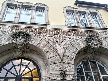 Nur noch der Portikusbau erinnert an das einstige Ernst-Alexandringen-Volksbad in Coburg.Foto: Jochen Berger