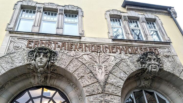 Nur noch der Portikusbau erinnert an das einstige Ernst-Alexandringen-Volksbad in Coburg.Foto: Jochen Berger
