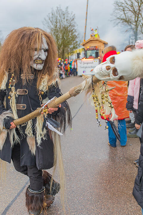 Buntes Faschingstreiben begeistert groß und klein.