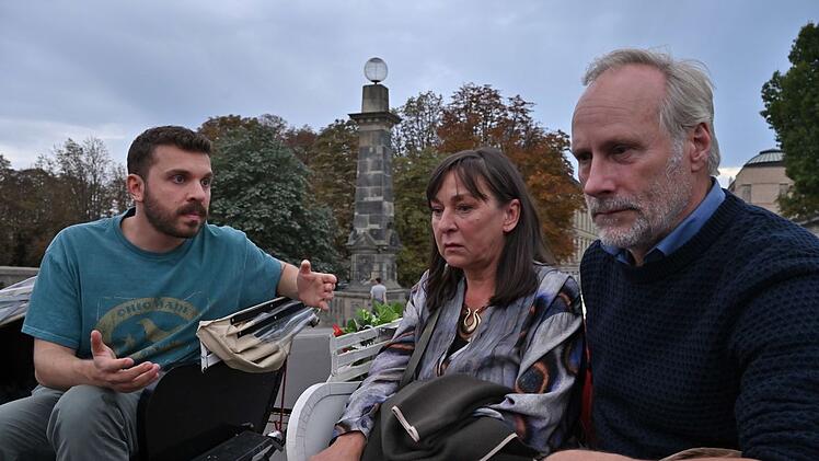 Eric (Edin Hasanovic, links) hat Alex' Eltern aus Versehen von der Krankheit ihres Sohnes erzählt: Birgit (Steffi Kühnert) und Paul (Wolfram Koch) sind geschockt.