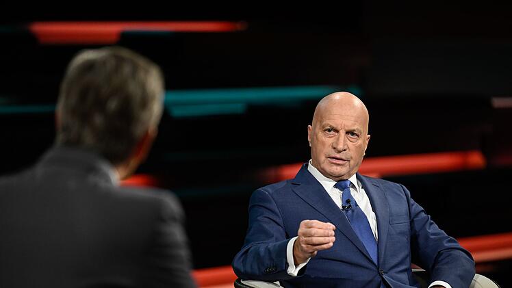 AfD-Politiker R&uuml;diger Lucassen betonte bei Markus Lanz, dass er "selbstverst&auml;ndlich" f&uuml;r eine Wehrpflicht sei.