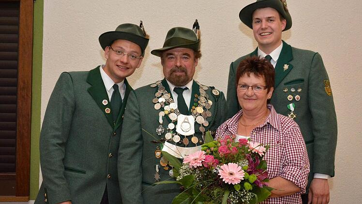 Felix Purretat ist 1. Ritter von Schützenkönig Erich Metz, hier mit seiner Schützenliesel Berti Metz und 2. Ritter Christian Metz.