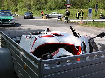 Das Motorrad wurde mit einem Anhänger abtransportiert. Foto: Ralf Ruppert