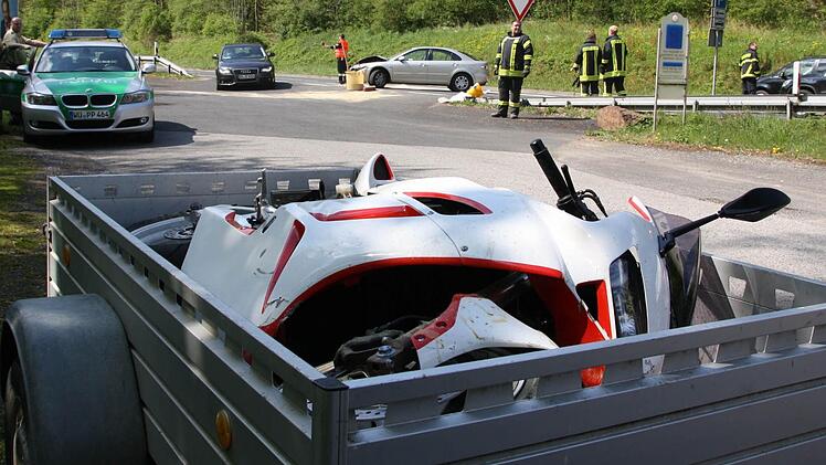 Das Motorrad wurde mit einem Anhänger abtransportiert. Foto: Ralf Ruppert
