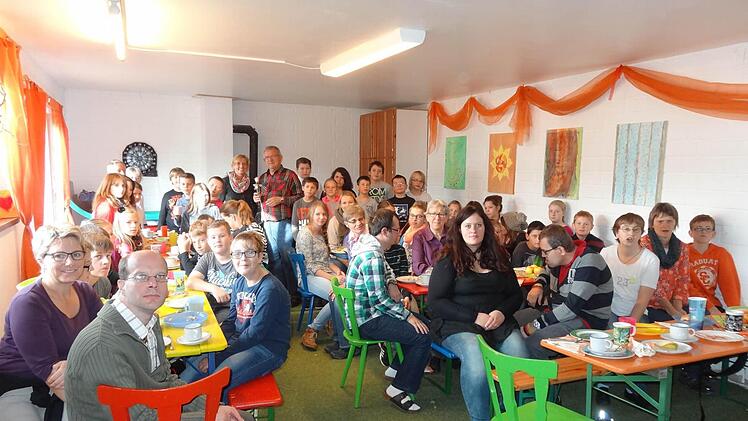 Freunde finden, sich kennenlernen, offen und frei aufeinander zugehen und sich auch gegenseitig bei Projekten unterstützen, das prägt seit 15 Jahren die Kooperation zwischen der Bischofsheimer Schule und der Wohnstätte der Lebenshilfe in Unterweißenbrunn. Foto: Marion Eckert