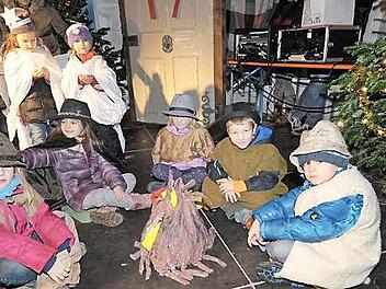 Die Geschichte vom "Kleinen Stern" spielten die Kinder aus der Kita Martin-Luther-Haus als ihren Beitrag zum Lebendigen Adventskalender. Foto: Roland Meister