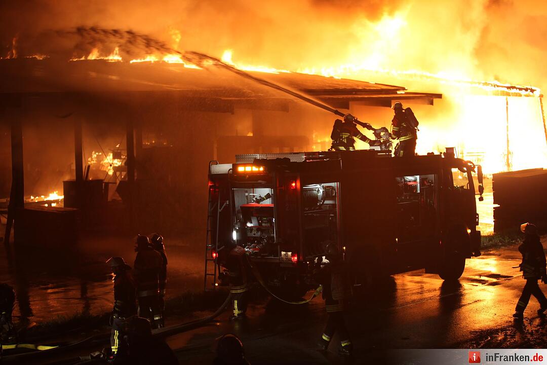 Riesiges Flammeninferno zerstoert grosses Saegewerk - Meterhohe Flammen