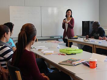 Die Teilnehmer und Lehrerin Enikö Ciordas haben sichtlich Spaß am Lernen.  Foto: Jana Röckelein