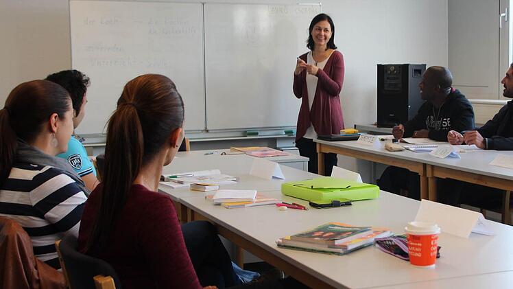 Die Teilnehmer und Lehrerin Enikö Ciordas haben sichtlich Spaß am Lernen.  Foto: Jana Röckelein