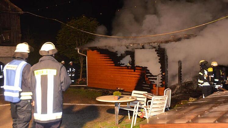 Zum Brand eines Gartenhäuschens in Bad Kissingen ist die Feuerwehr in der Nacht zum Donnerstag ausgerückt. Foto: Peter Rauch