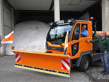 Das Salzlager ist voll, das Räumfahrzeug einsatzbereit: Gerhard Reh (rechts) und sein Kollege Günter Franke sehen den ersten Schneefällen des Winters 2015/2016 gelassen entgegen. Foto: Berthold Köhler
