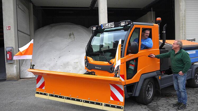 Das Salzlager ist voll, das Räumfahrzeug einsatzbereit: Gerhard Reh (rechts) und sein Kollege Günter Franke sehen den ersten Schneefällen des Winters 2015/2016 gelassen entgegen. Foto: Berthold Köhler