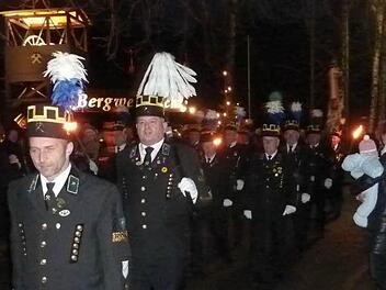 Kirchlicher Höhepunkt im Haßlachtal ist die traditionelle Barbarafeier des Knappenvereins Stockheim und Umgebung. Mit einer Kirchenparade mit der Bergmannskapelle wird am 5. Dezember die Barbarafeier eingeleitet. Links hinten - hier die Parade 2014 - der von Ludwig Brauer nachgebaute Förderturm der Katharinazeche Foto: Gerd Fleischmann