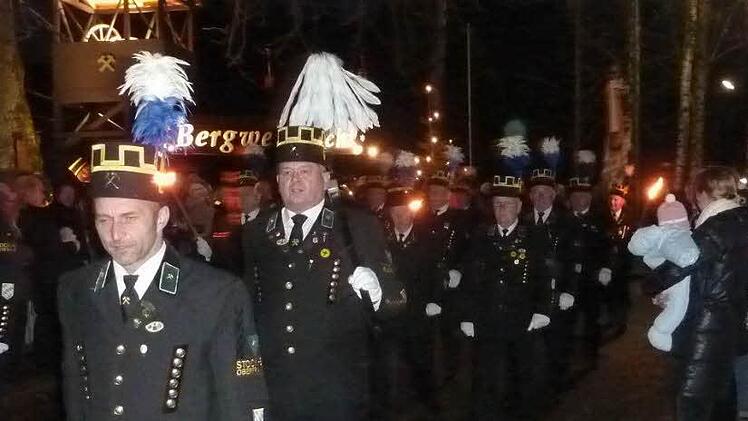 Kirchlicher Höhepunkt im Haßlachtal ist die traditionelle Barbarafeier des Knappenvereins Stockheim und Umgebung. Mit einer Kirchenparade mit der Bergmannskapelle wird am 5. Dezember die Barbarafeier eingeleitet. Links hinten - hier die Parade 2014 - der von Ludwig Brauer nachgebaute Förderturm der Katharinazeche Foto: Gerd Fleischmann