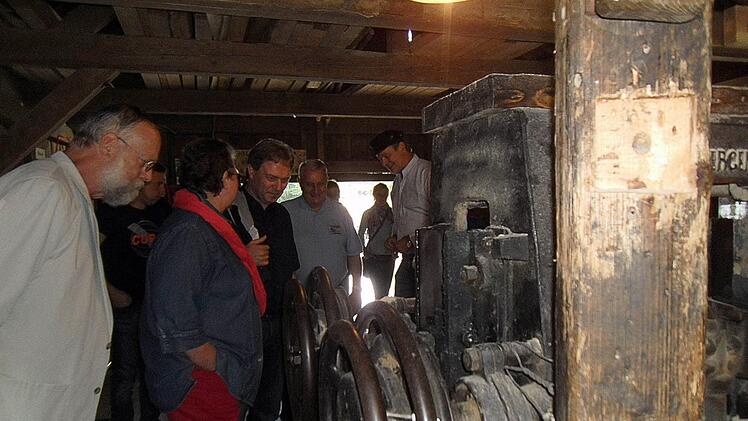 Der stellvertretende Mühlvogt und Bürgermeister Gerhard Wunder (r.) und Landratskandidat Klaus Löffler (3. v. li.) bei einer Schneidvorführung. Foto: Susanne Deuerling
