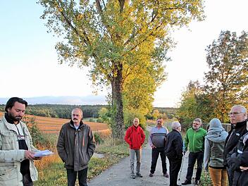 Beim Ortstermin an der alten Rannunger Kläranlage wurde diskutiert, was aus den Pappeln entlang der Kanaltrasse werden soll: Unser Foto zeigt Peter Piel (links), Fachreferent in der Unteren Naturschutzbehörde des Landratsamtes, mit dem Gremium.  Foto: Dieter Britz