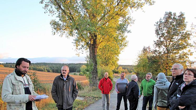 Beim Ortstermin an der alten Rannunger Kläranlage wurde diskutiert, was aus den Pappeln entlang der Kanaltrasse werden soll: Unser Foto zeigt Peter Piel (links), Fachreferent in der Unteren Naturschutzbehörde des Landratsamtes, mit dem Gremium.  Foto: Dieter Britz