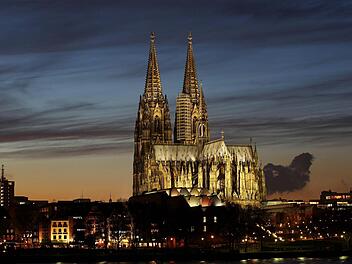 Der Kölner Dom steht im Mittelpunkt eines fantastischen, dabei sehr realitätsnahen Zukunftsromanes von Christoph Schmitz.  Foto: Oliver Berg, dpa