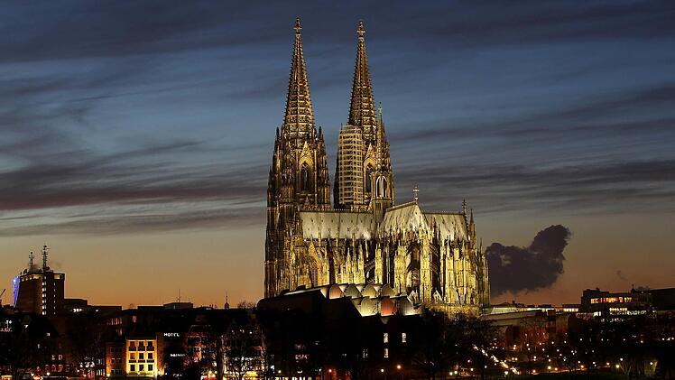 Der Kölner Dom steht im Mittelpunkt eines fantastischen, dabei sehr realitätsnahen Zukunftsromanes von Christoph Schmitz.  Foto: Oliver Berg, dpa