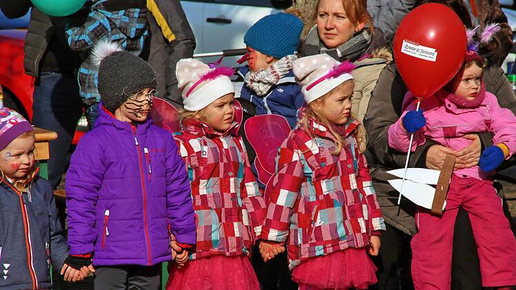Bei Sonnenschein tanzen, schunkeln und singen kleine und große Narren beim "Faschingsfez" auf dem Anger. Nicht nur die Organisatoren freut's. Foto: Dieter Britz