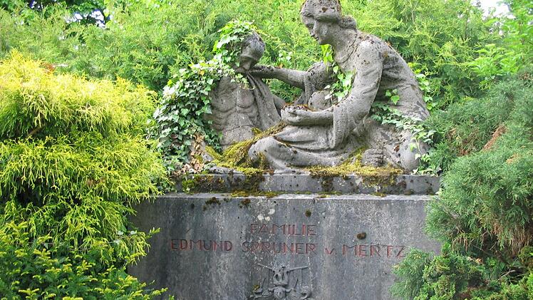 Figurengruppe auf der Gruft der Familie Sprunner von Merz. Foto: Erich Olbrich