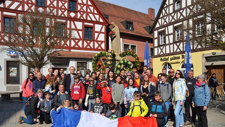 Ein Ausflug führte die Gruppe in die Fränkische Schweiz, wo unter anderem der Osterbrunnen in Pottenstein als Fotokulisse diente. Foto: privat