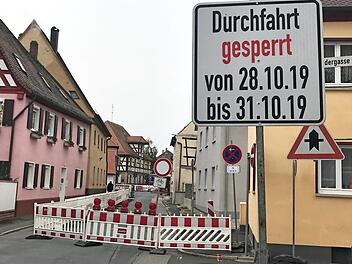 In der Hinteren Gasse ist im östlichen Teil für Autos kein Durchkommen. Fußgänger und Radler kommen an der Baustelle vorbei.  Foto: Michael Busch