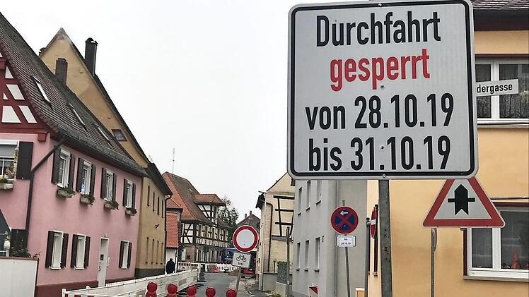 In der Hinteren Gasse ist im östlichen Teil für Autos kein Durchkommen. Fußgänger und Radler kommen an der Baustelle vorbei.  Foto: Michael Busch
