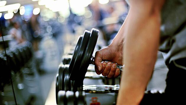 Ein langsamer Muskelaufbau, schwindende Muskelmasse und steigendes Gewicht: Ein Testosteron-Mangel ist nicht zu unterschätzen. Symbolfoto: Oliver Berg dpa/lnw