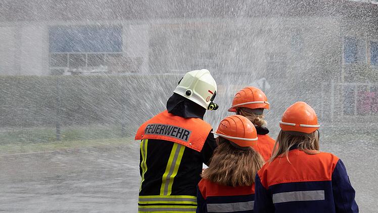 Beim Girls Day der Freiwilligen Feuerwehr Bad Br&uuml;ckenau konnten die M&auml;dchen einen Einblick in die Arbeit der Feuerwehr gewinnen.