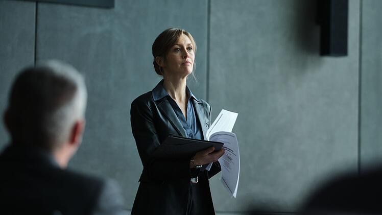 Europol-Kommissarin Lieke De Lange (Elisa Beuger) will einen internationalen Haftbefehl gegen Ruja Ignatova ausstellen.