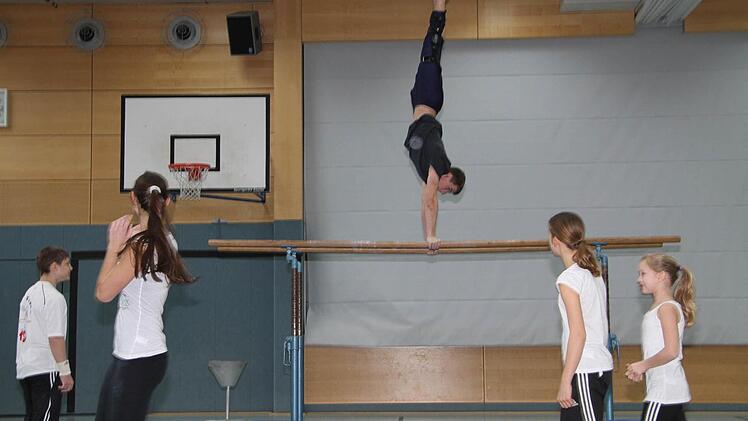 Für denTag der offenen Tür standen die Turner des MGL Kopf.