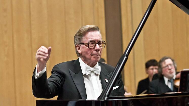 Markante Akzente als Solist setzte Hans-Dieter Bauer in Griegs Klavierkonzert.