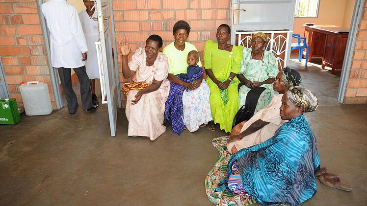 Die ersten Patienten warten an der Krankenstation auf die Behandlung. Foto: Stefan Reinmann